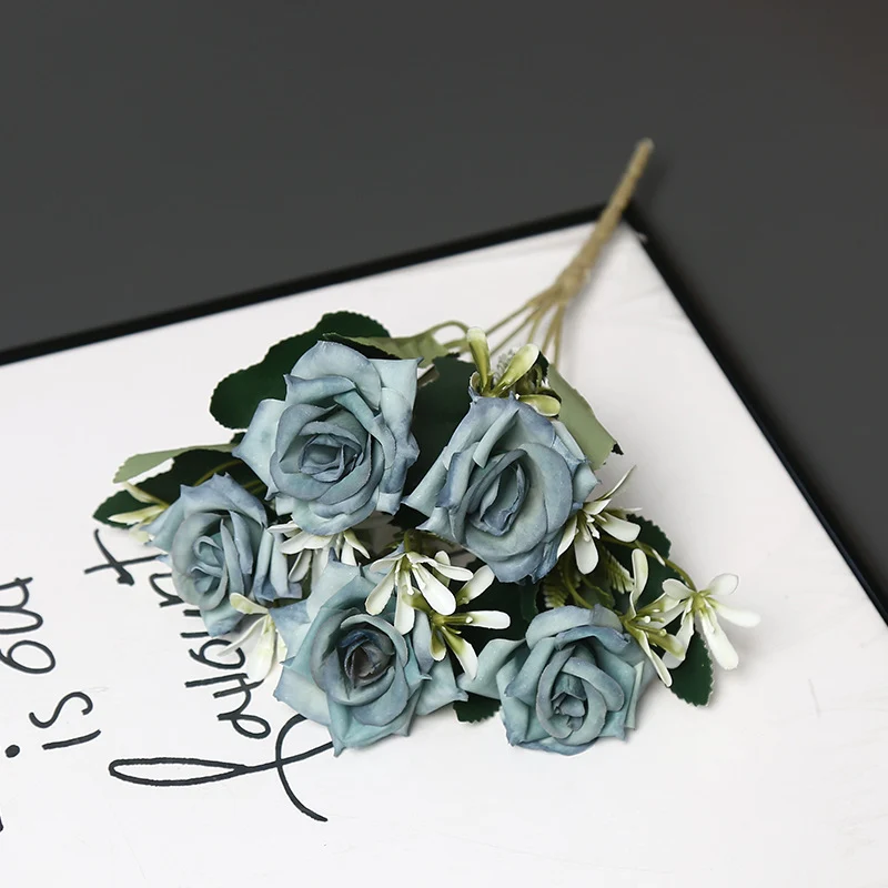 Realistischer künstlicher Rosenstrauß