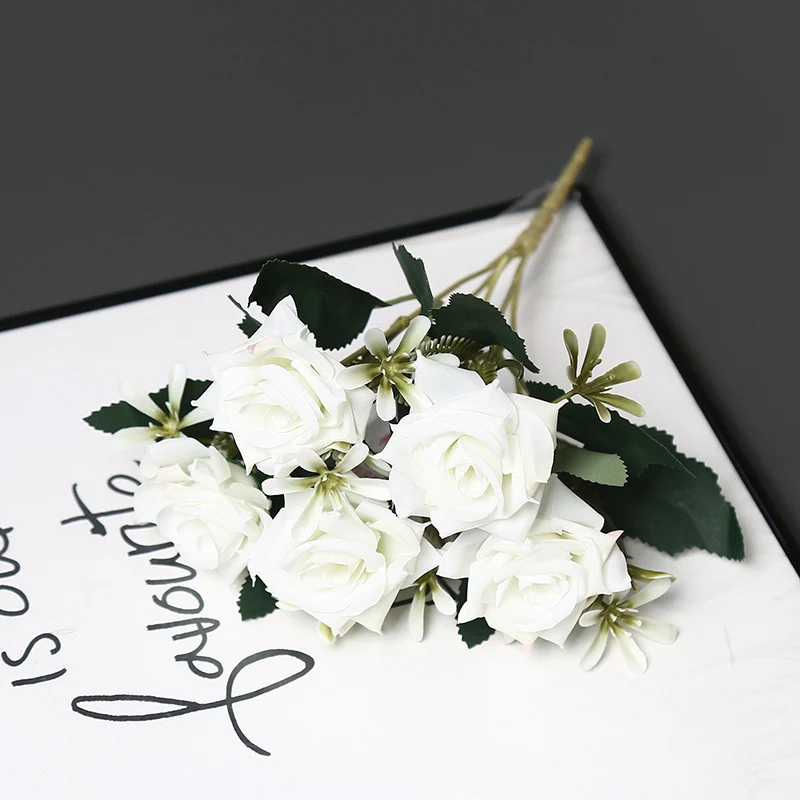 Realistischer künstlicher Rosenstrauß