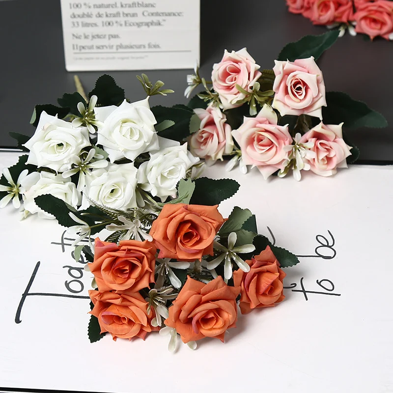 Realistischer künstlicher Rosenstrauß