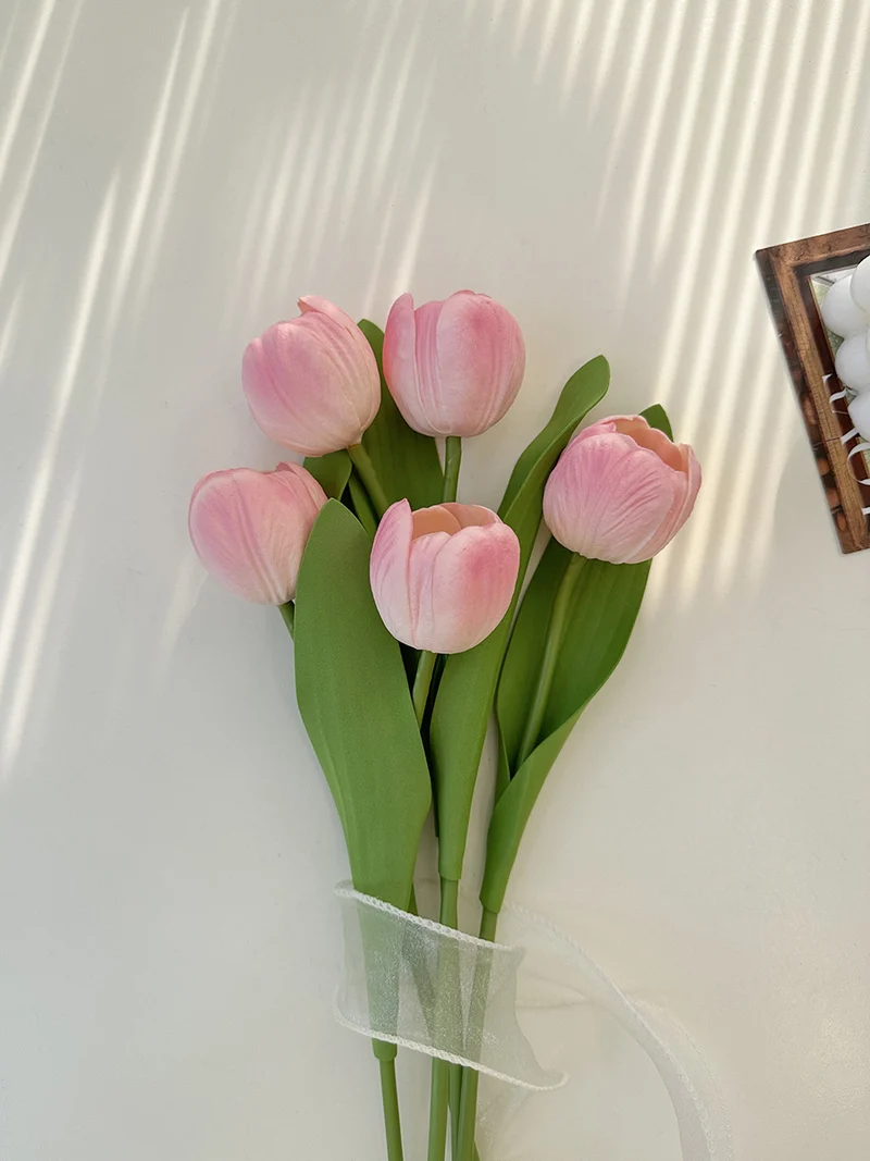 Realistischer Tulpenblumenstrauß