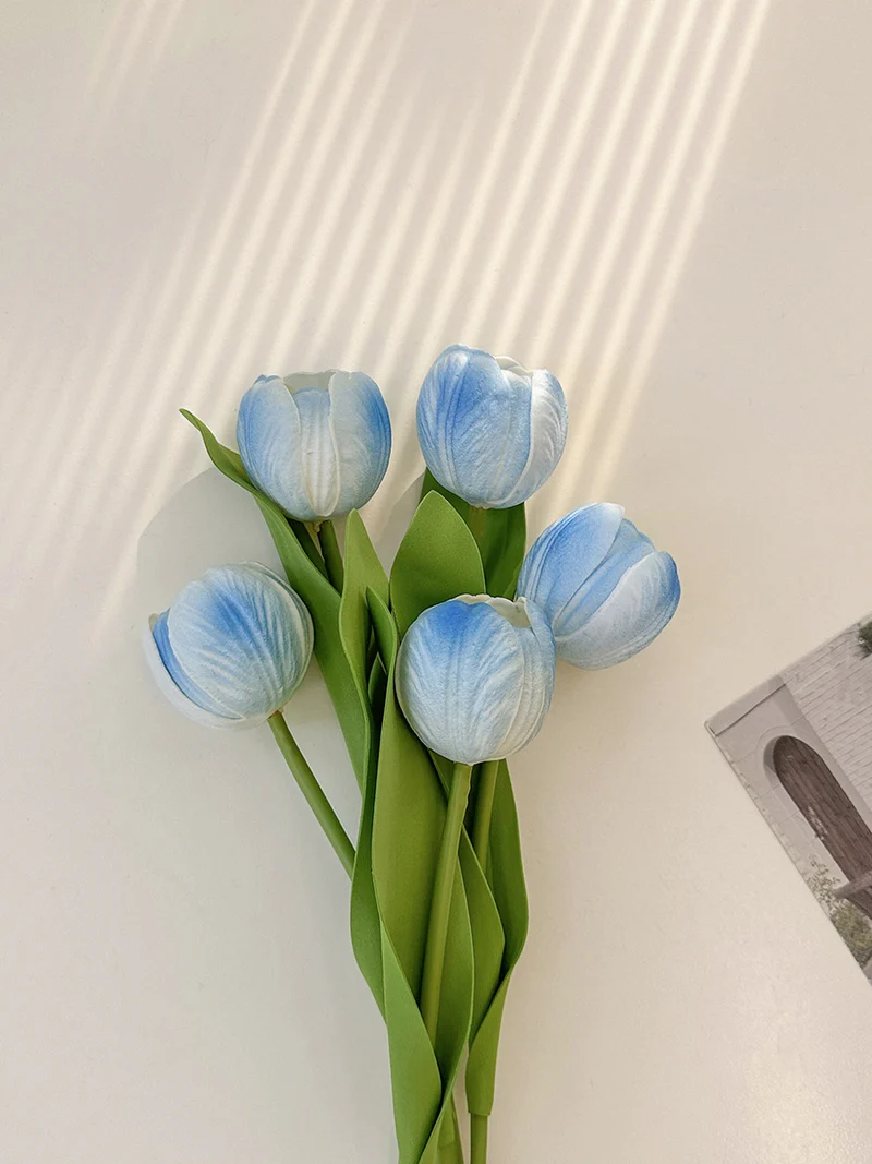 Realistischer Tulpenblumenstrauß