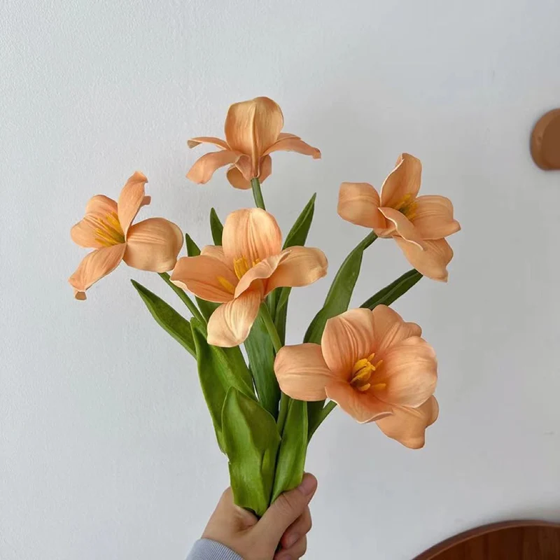 Realistischer Seidenblumenstrauß