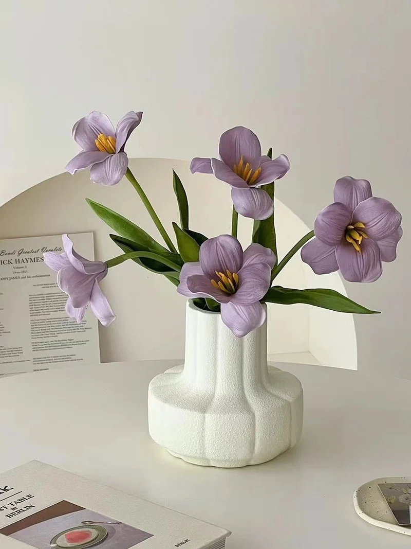 Realistischer Seidenblumenstrauß