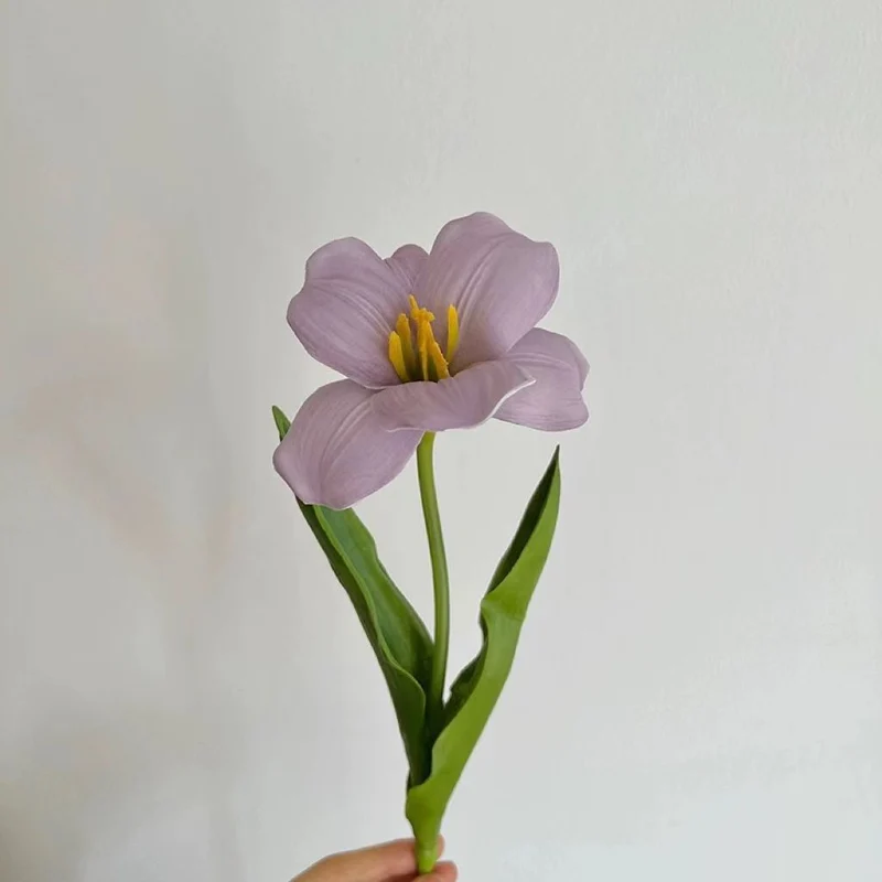 Realistischer Seidenblumenstrauß