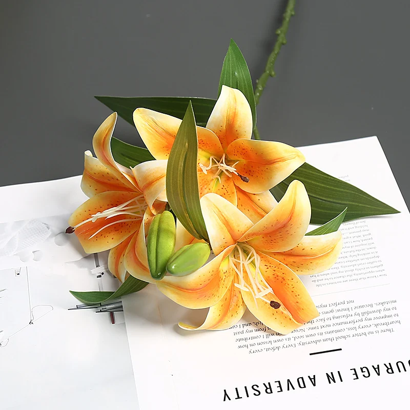 Lebensechte Lilienstängel-Anordnung