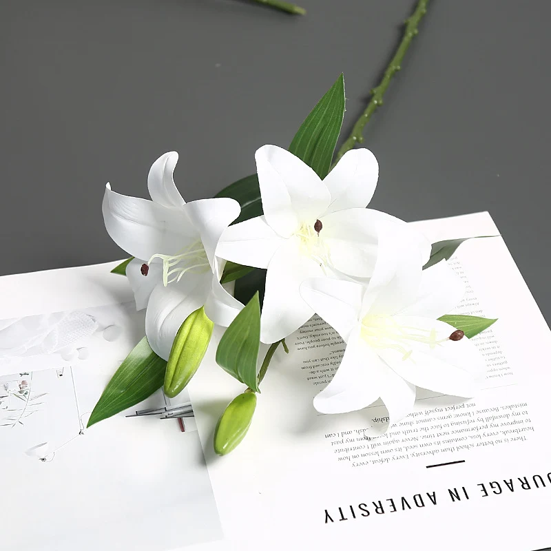 Lebensechte Lilienstängel-Anordnung