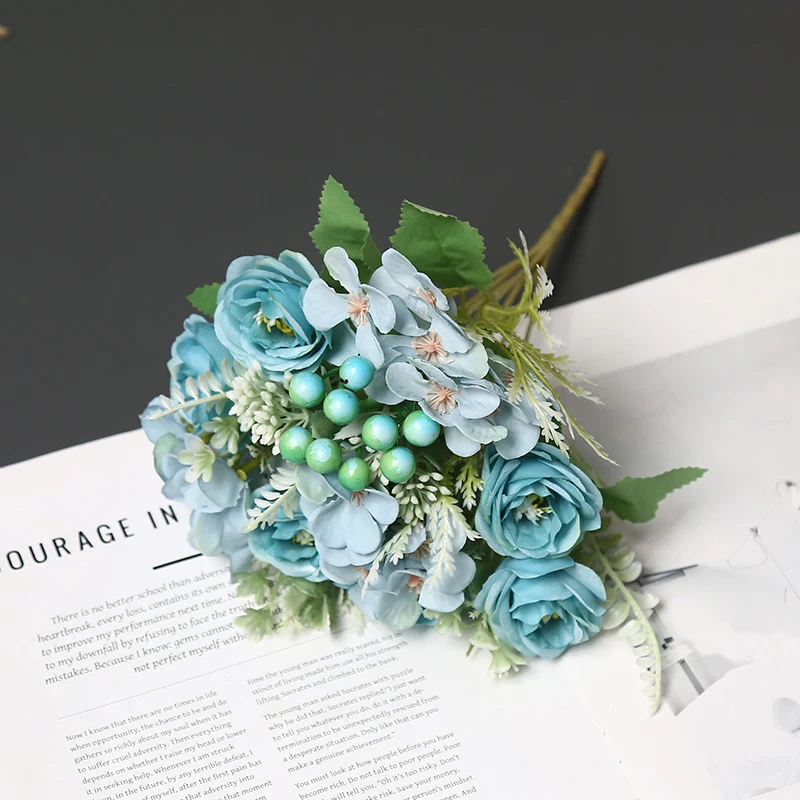 Lebensechte Blumenarrangement