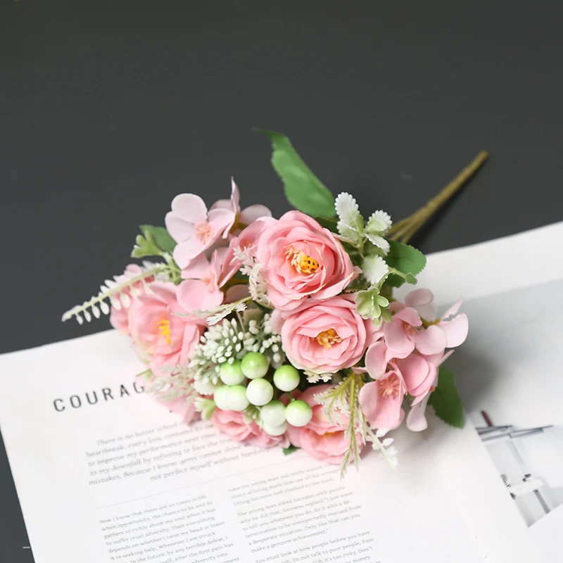Lebensechte Blumenarrangement