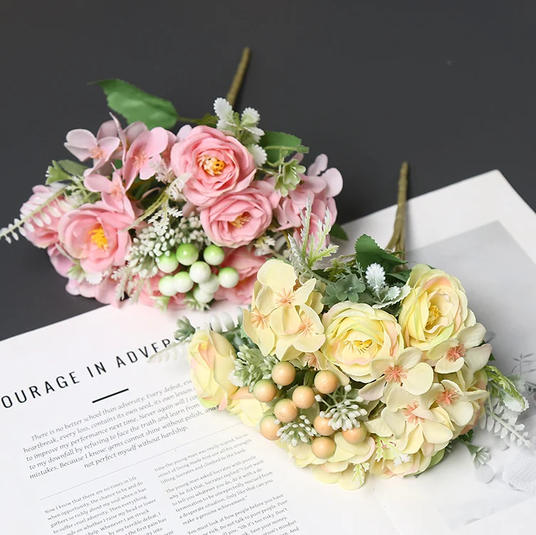 Lebensechte Blumenarrangement
