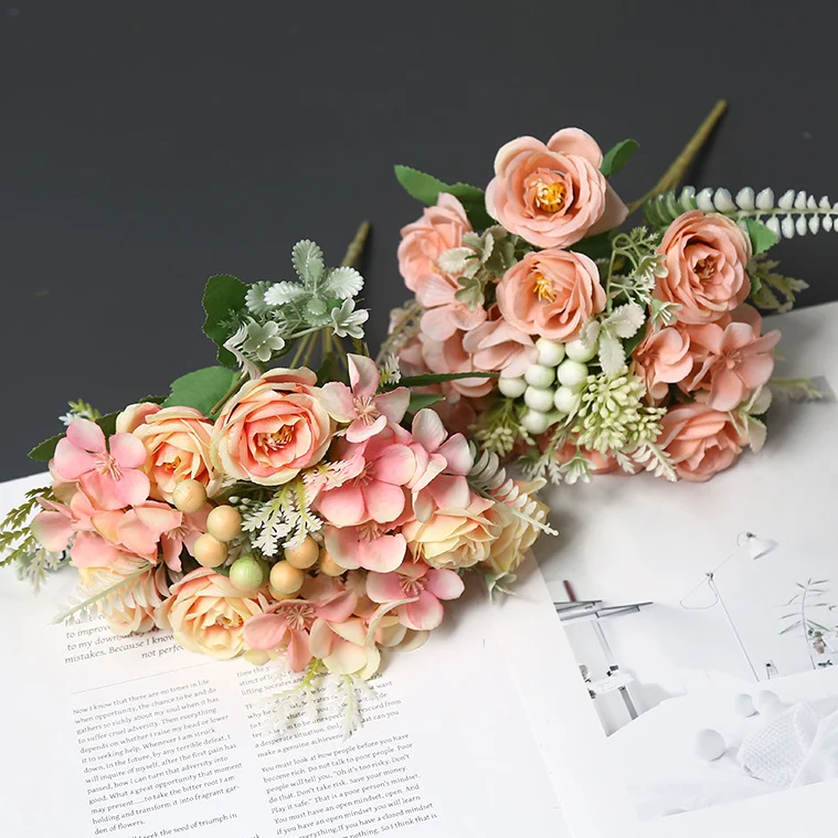 Lebensechte Blumenarrangement