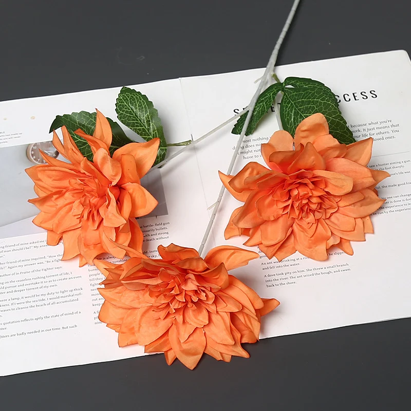 Lebensechte Stoffblumenarrangement