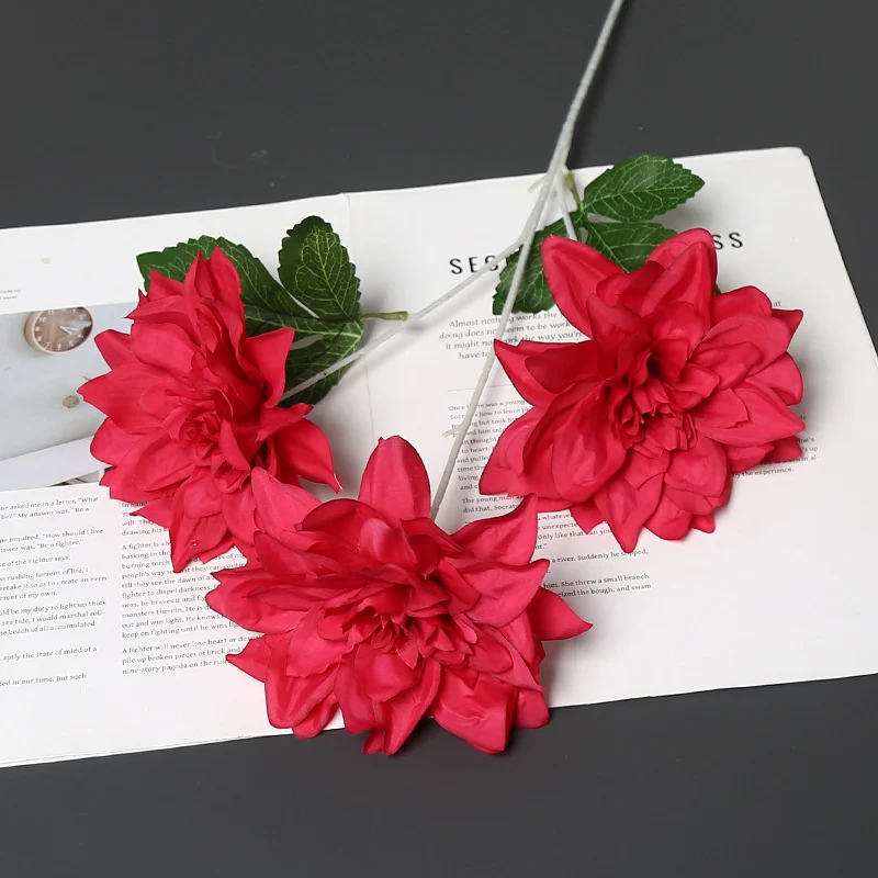 Lebensechte Stoffblumenarrangement
