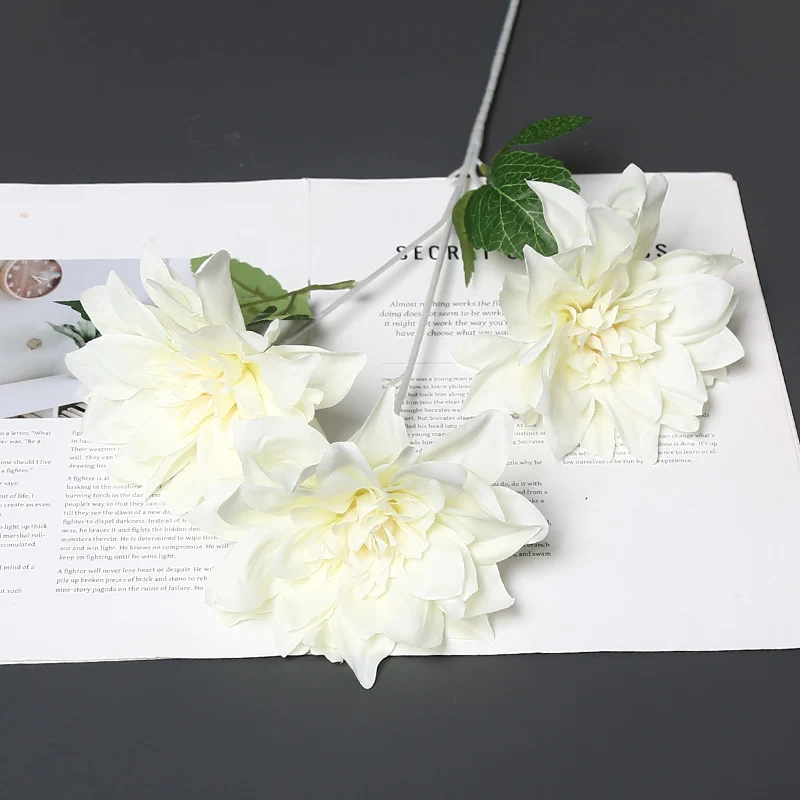 Lebensechte Stoffblumenarrangement