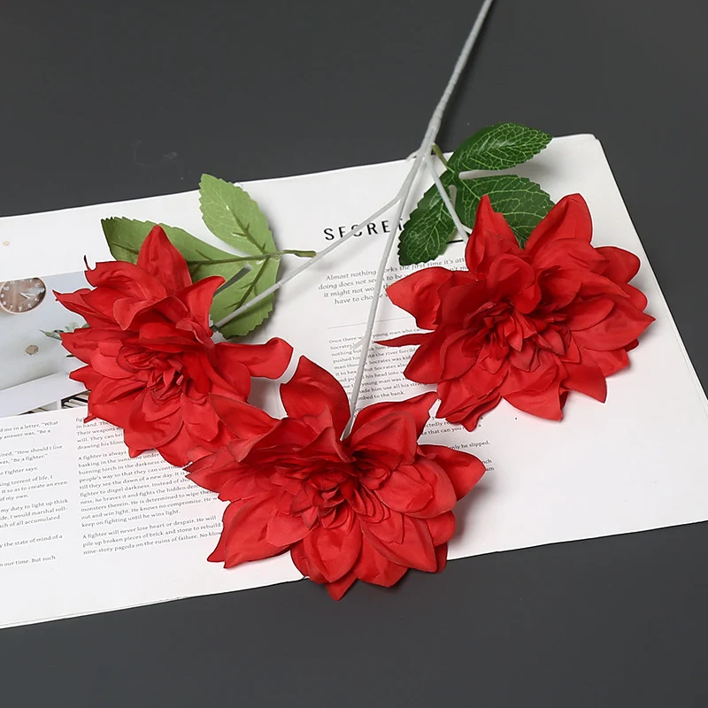 Lebensechte Stoffblumenarrangement
