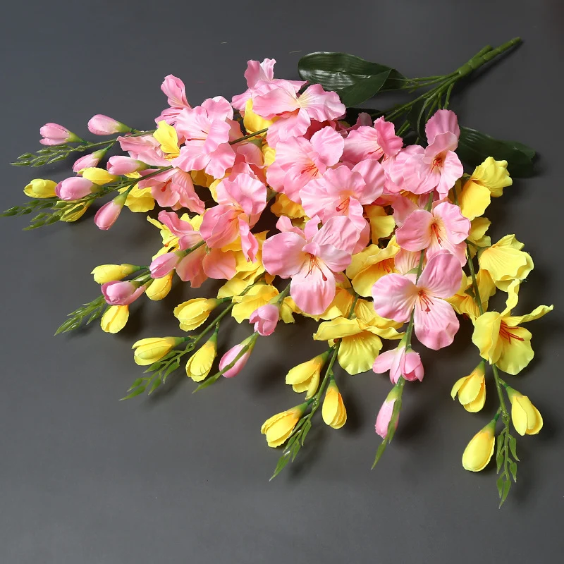 Lebensechte dekorative Blumenstrauß