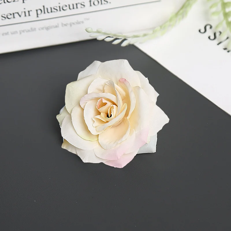 Blumenbrosche für dekorative Zwecke und Anzeige