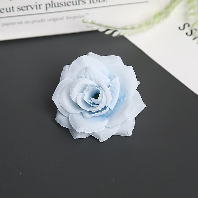 Blumenbrosche für dekorative Zwecke und Anzeige