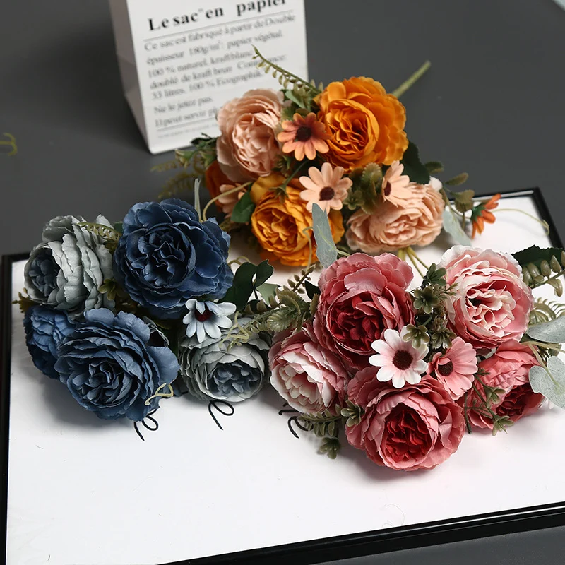 Elegante falsche Blumendekoration