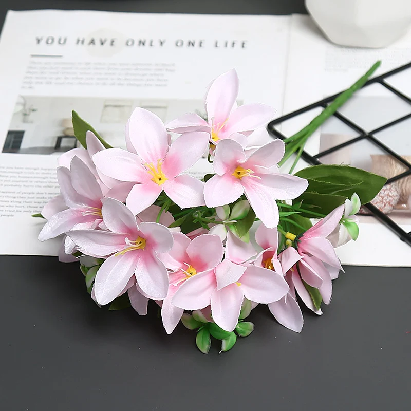 Dekorativer realistischer Blumenstrauß für die Wohnkultur