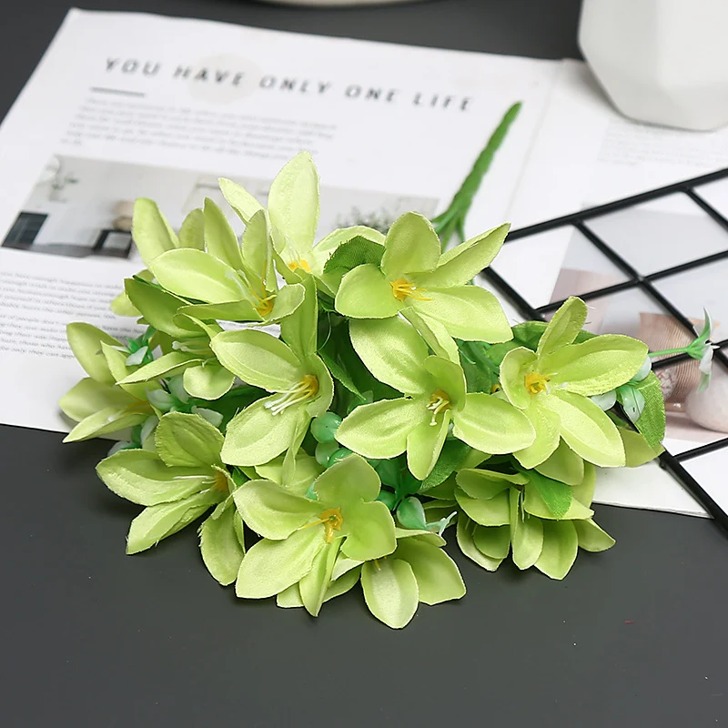 Dekorativer realistischer Blumenstrauß für die Wohnkultur