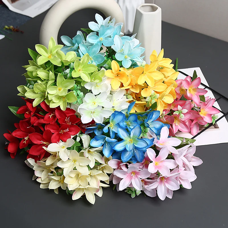 Dekorativer realistischer Blumenstrauß für die Wohnkultur