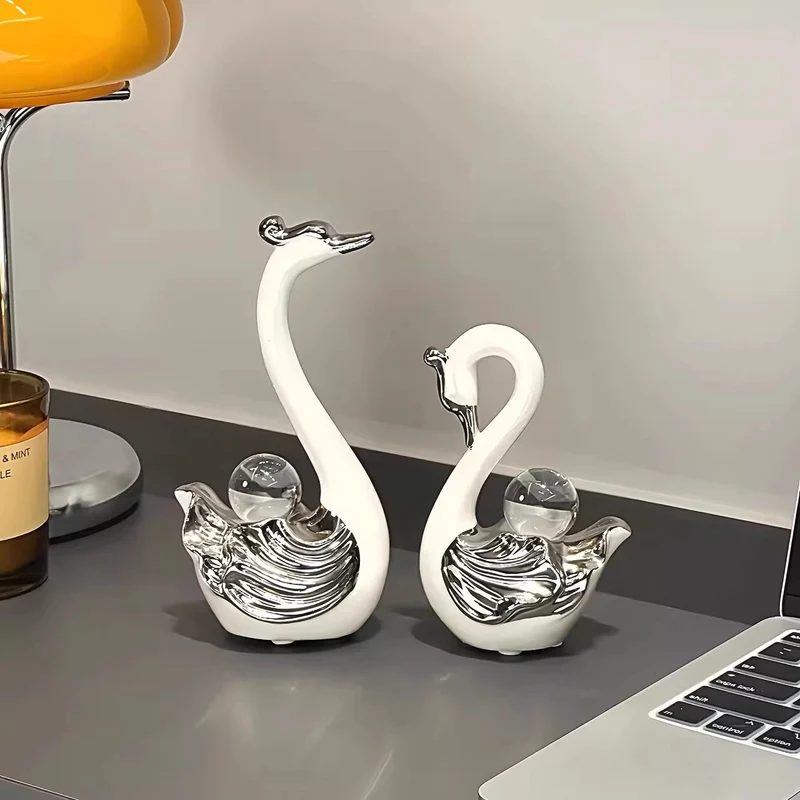 Elegante Keramik-Schwanfiguren
