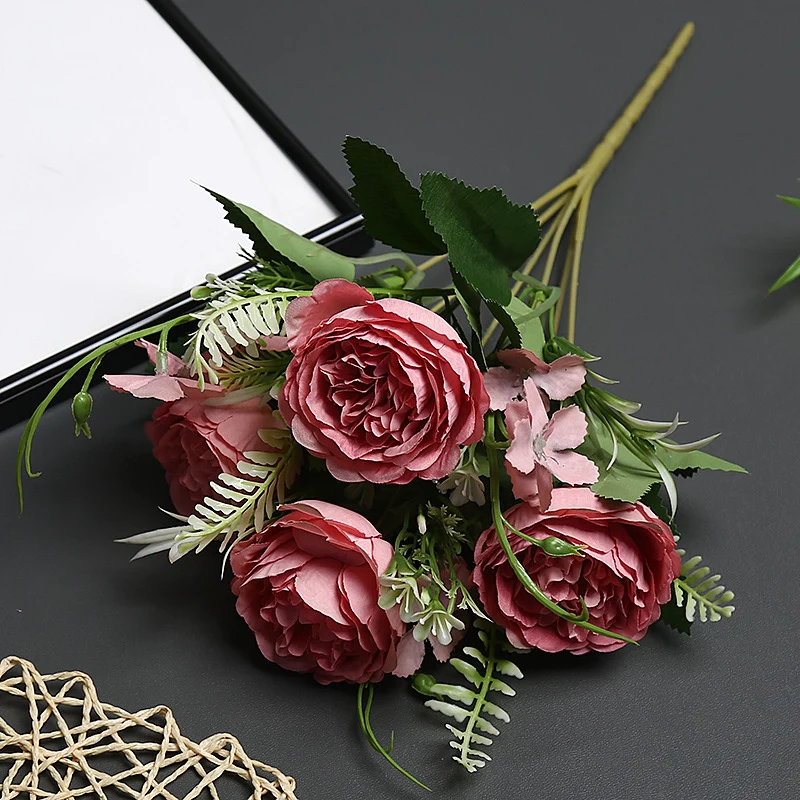 Dekorative Blumenarrangement für den Innenbereich
