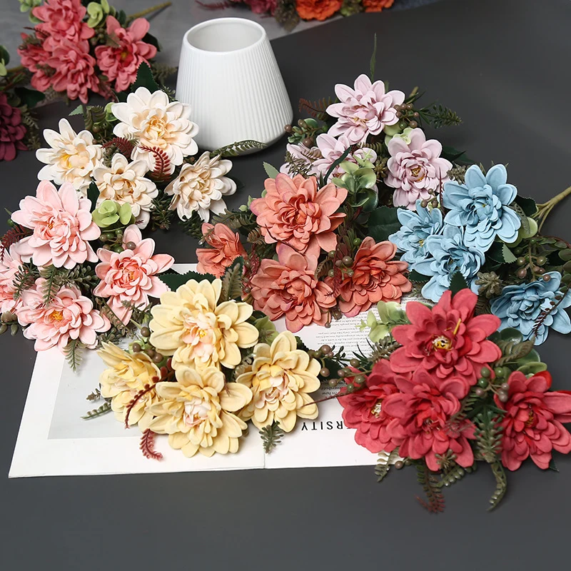 Dekorative Blumenarrangement für die Innendekoration