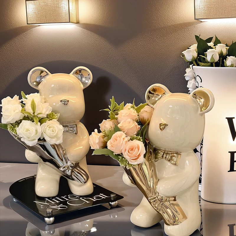 Dekorative Bärenfigur mit Blumenstrauß für Zuhause