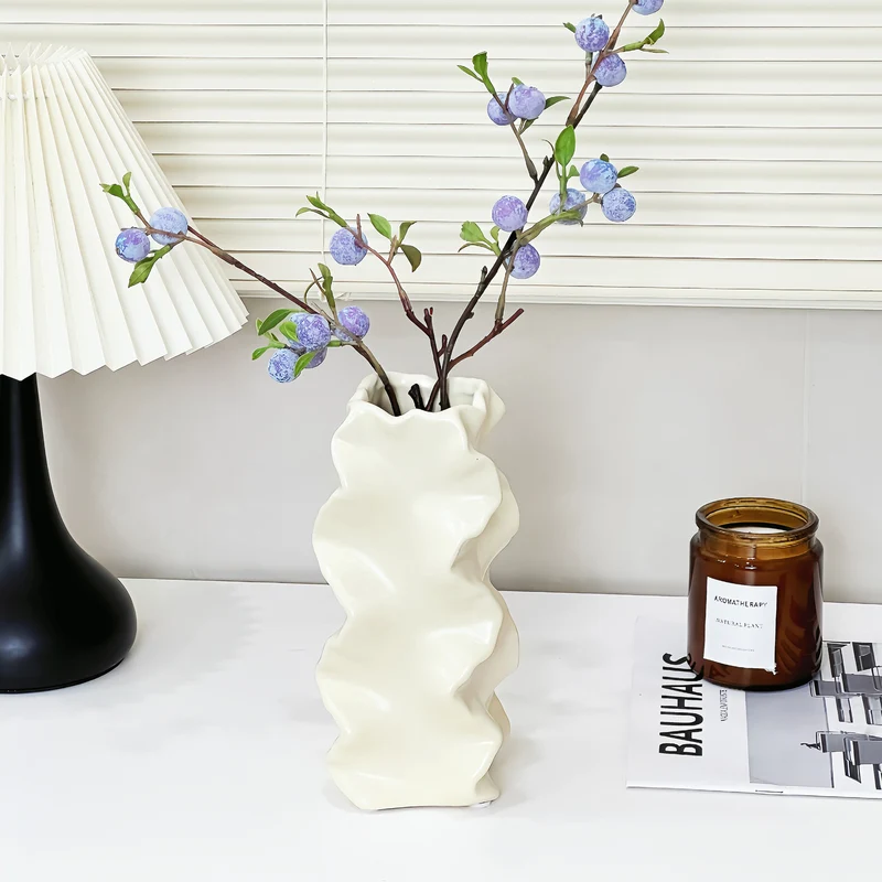 Stylische Keramikvase für die Darstellung von Wohnkultur