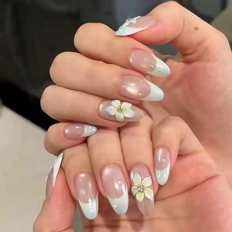 Blumenverziertes Press-On-Nageldesign