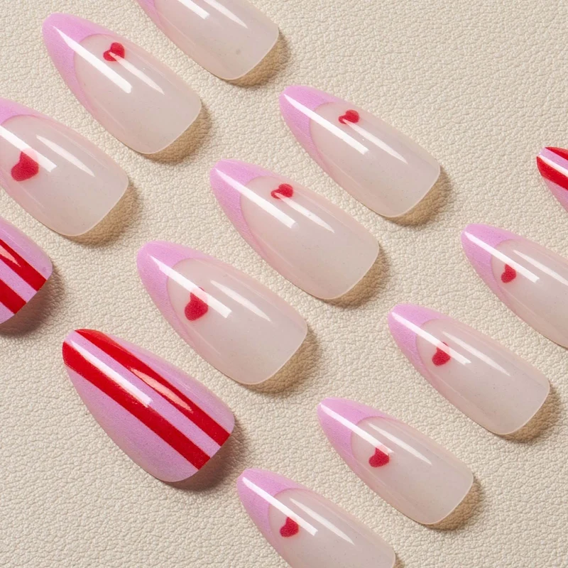 Kreative gestreifte Nagelkunst