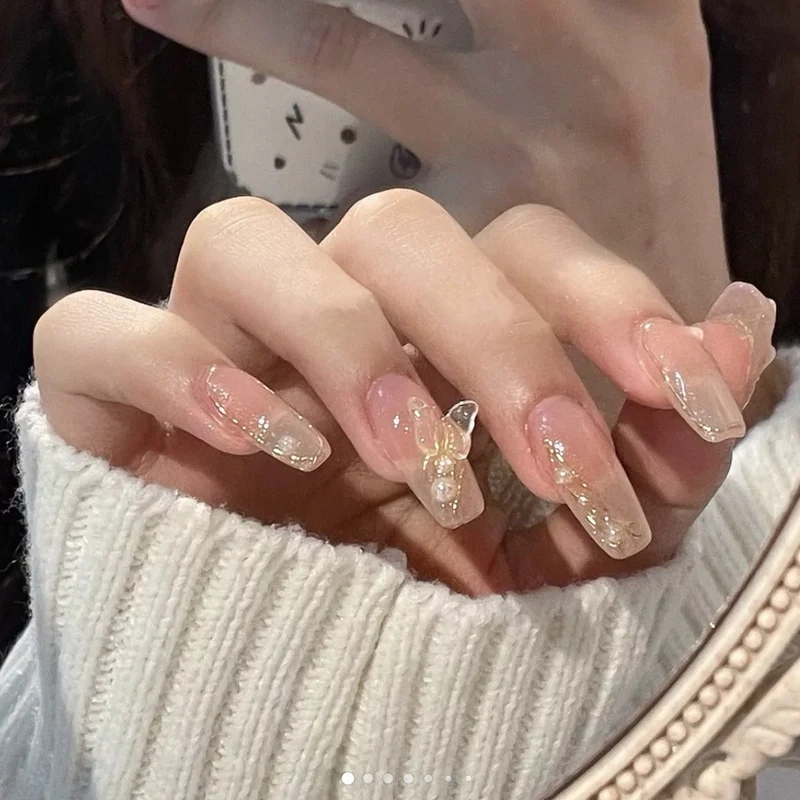 Künstlerisches Press-On-Nagelset mit Perlen- und Edelsteindekorationen