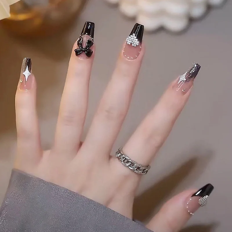 Glamouröse dekorative Press-On-Nagelkunst