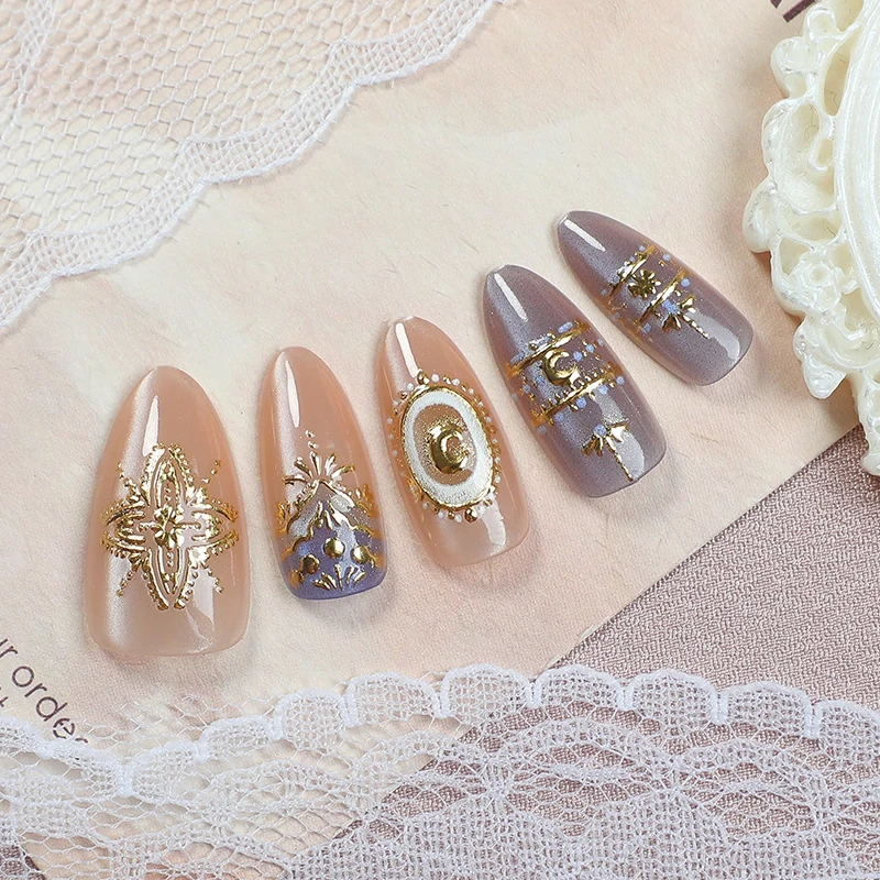 Dekoratives Press-On-Nagelset mit eleganten goldenen Akzenten