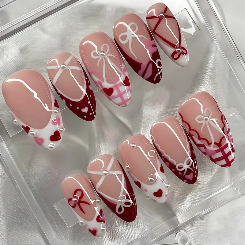 Dekorativer Press-On-Nagelset mit Herz- und Schleifenmotiven