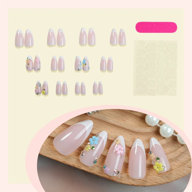 Dekorativer Press-On Nagelset mit floralen Akzenten