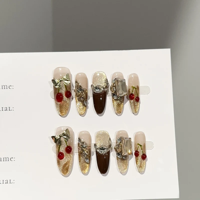 Dekorativer Glam Press-On Nagelset