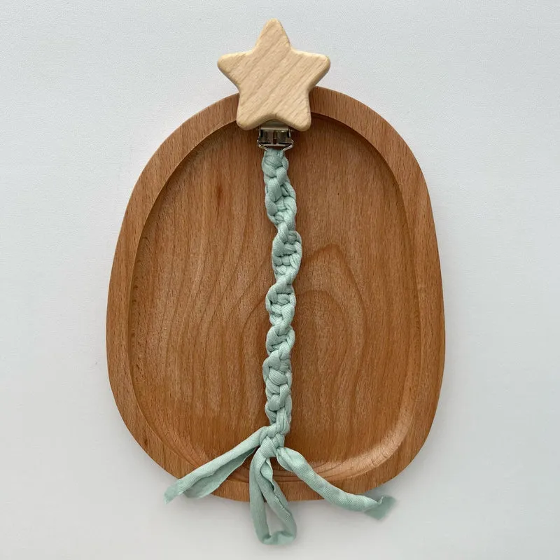 Holzstern Schnullerclip mit geflochtenem Baumwollriemen