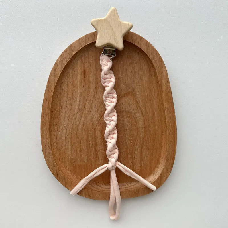 Holzstern Schnullerclip mit geflochtenem Baumwollriemen