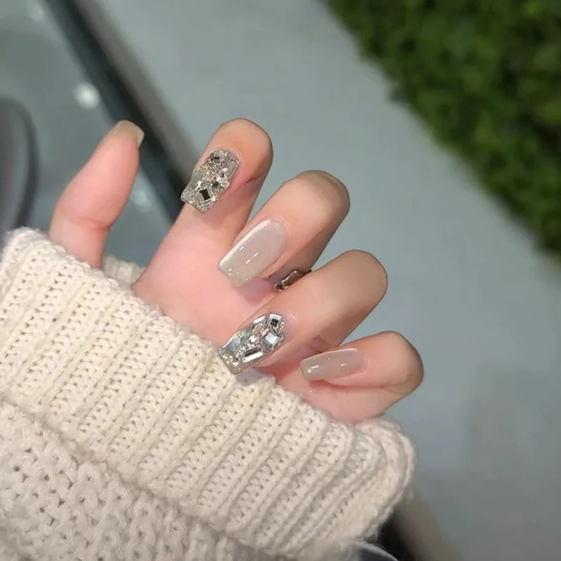 Dekoratives, kristallverziertes Press-On-Nagelset