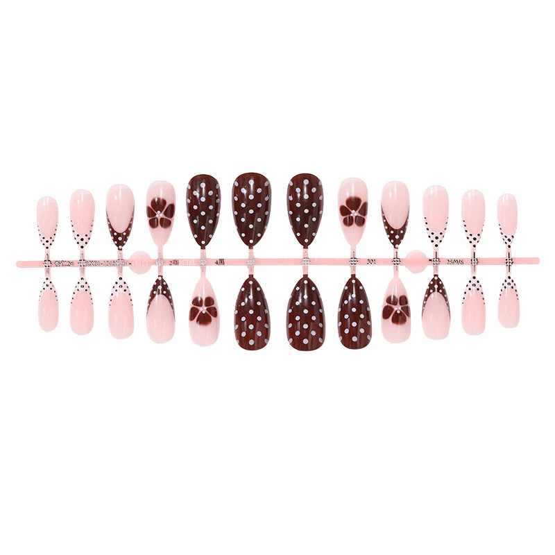 Kunstnagelset mit elegantem Punkt- und Blumen-Design Karnz