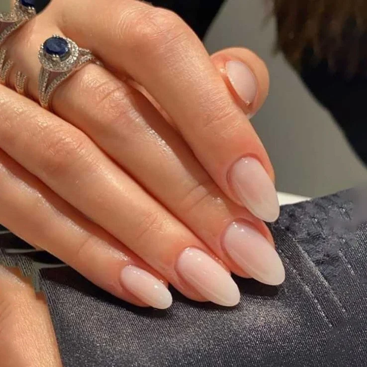 Kunstnagelset mit elegantem Ombre-Effekt Karnz