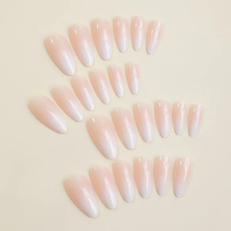 Kunstnagelset mit elegantem Ombre-Effekt Karnz