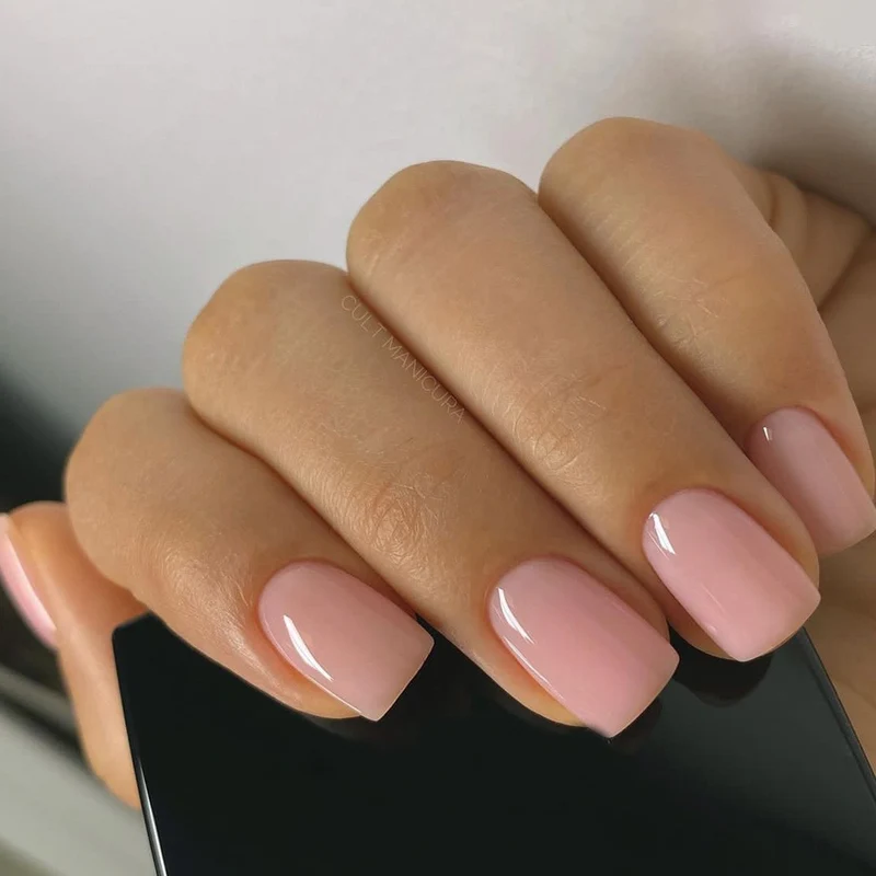 Kunstnagelset mit elegantem, natürlichem Finish Karnz