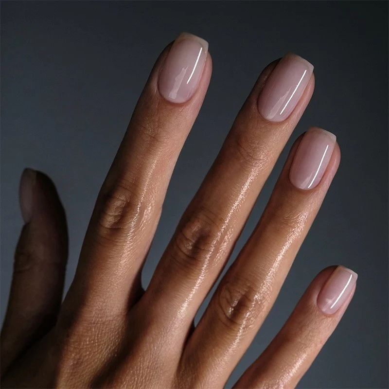 Kunstnagelset mit elegantem, natürlichem Finish Karnz
