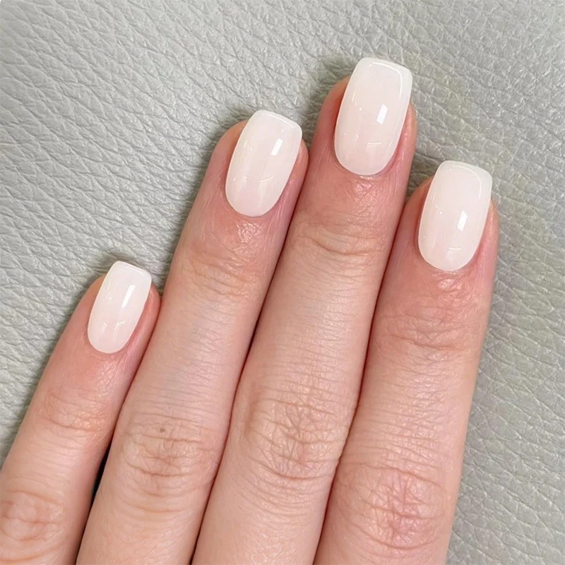 Kunstnagelset mit elegantem, natürlichem Finish Karnz