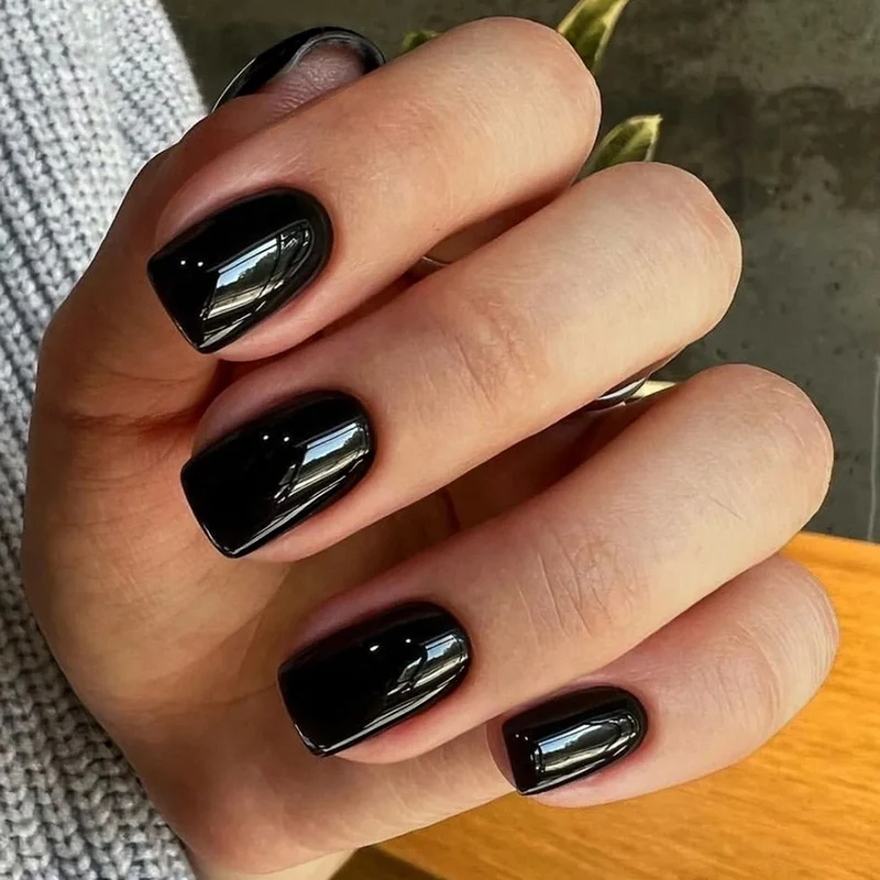Kunstnagelset mit elegantem, natürlichem Finish Karnz