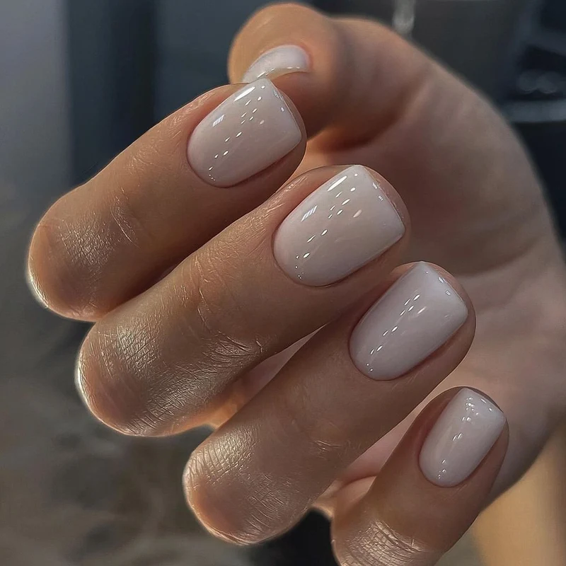 Kunstnagelset mit elegantem, natürlichem Finish Karnz