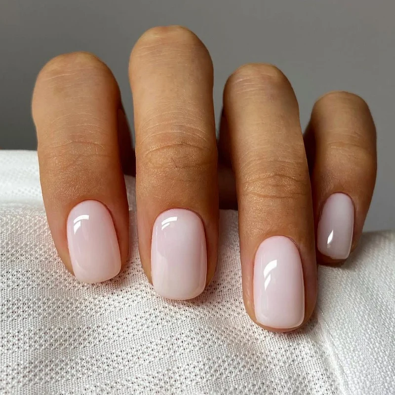Kunstnagelset mit elegantem, natürlichem Finish Karnz